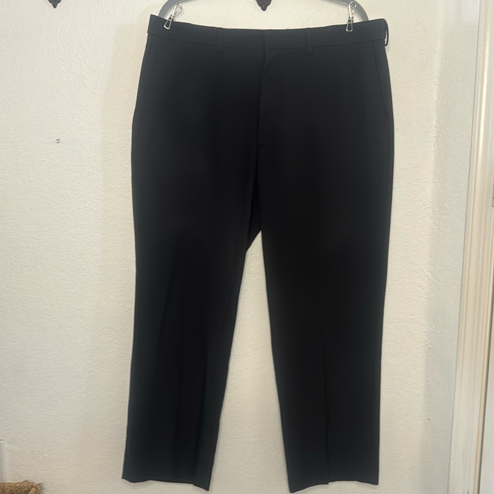 Dark gray men’s size 40 x 29. Haggar brand .classic fit dress pants.